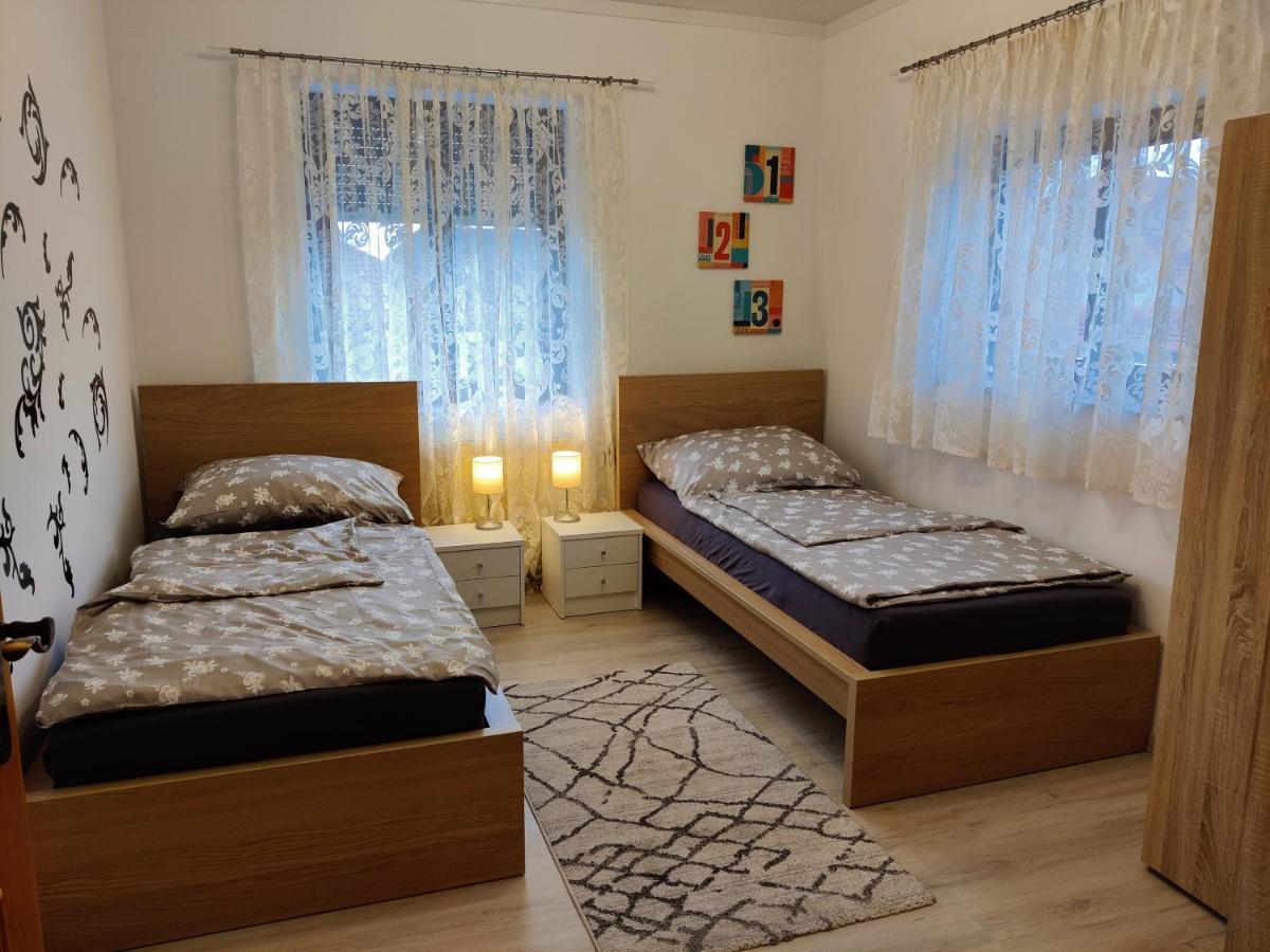 Holiday Home In Quiet Beautiful Area With Two Separate, Modern, Furnished Apartments Deutsch-Wagram Exteriör bild