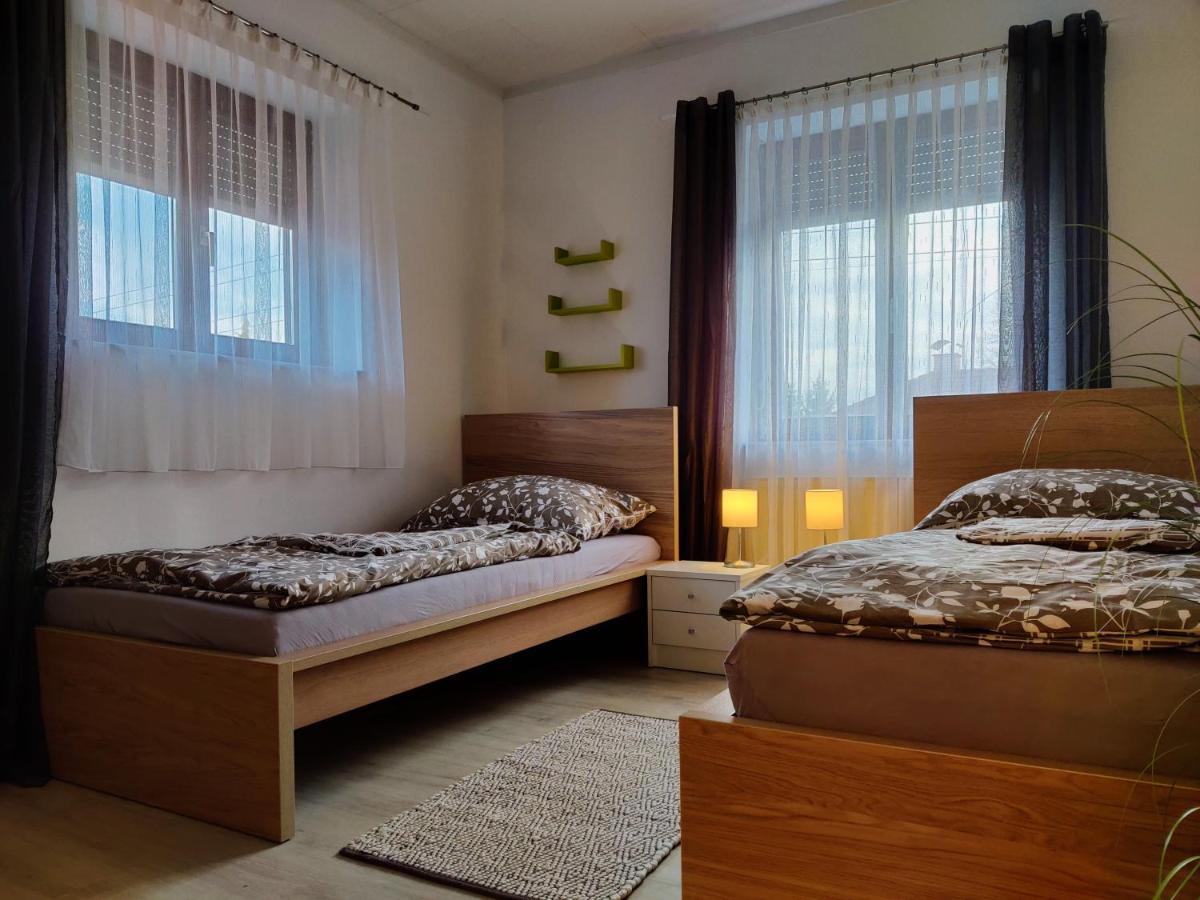Holiday Home In Quiet Beautiful Area With Two Separate, Modern, Furnished Apartments Deutsch-Wagram Exteriör bild
