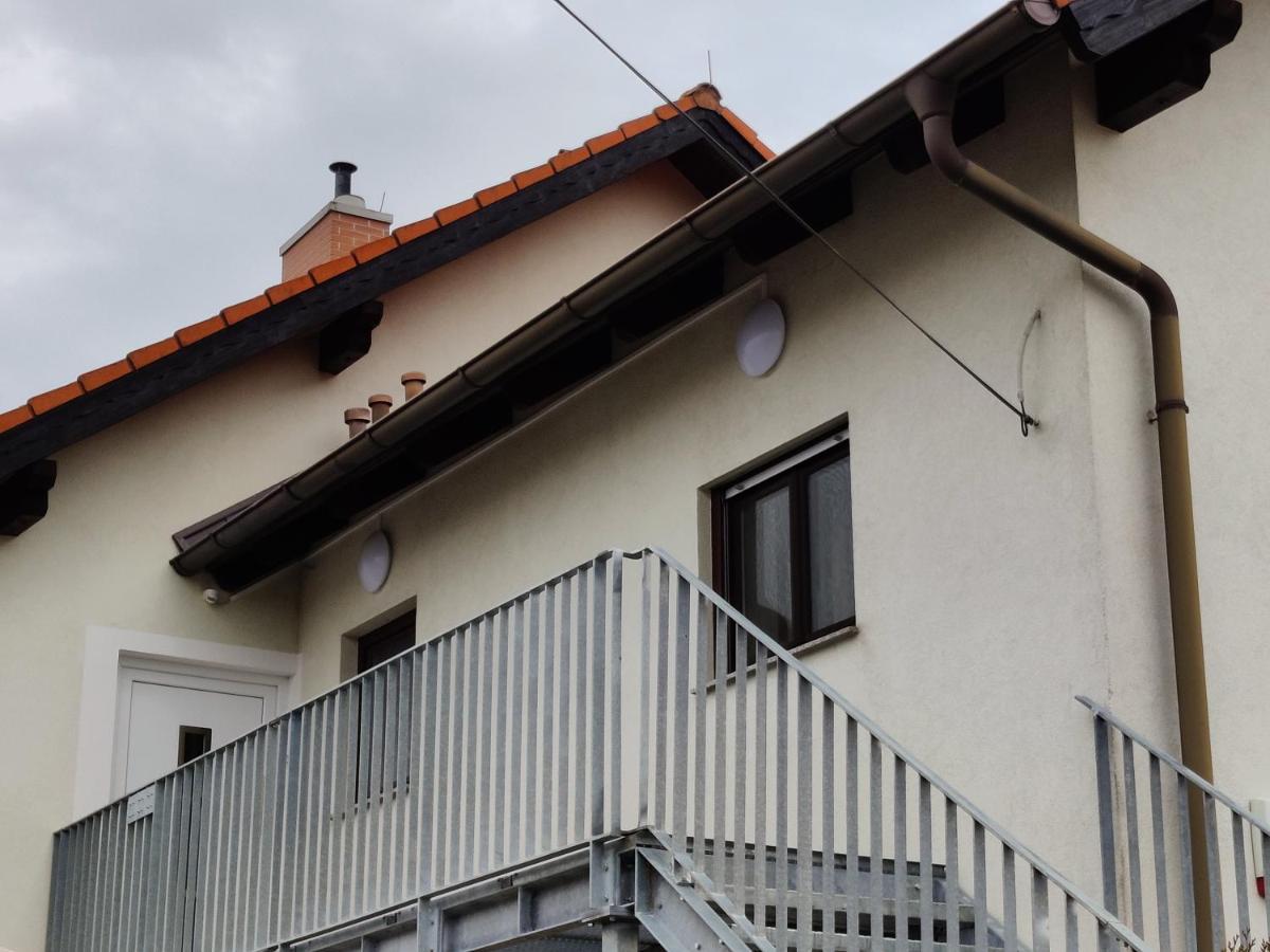 Holiday Home In Quiet Beautiful Area With Two Separate, Modern, Furnished Apartments Deutsch-Wagram Exteriör bild