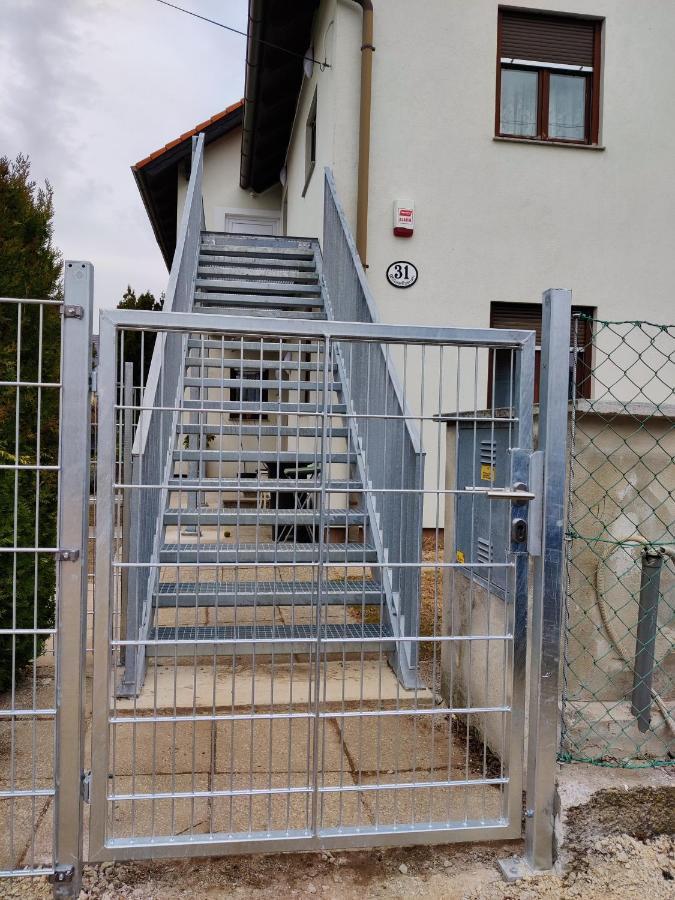 Holiday Home In Quiet Beautiful Area With Two Separate, Modern, Furnished Apartments Deutsch-Wagram Exteriör bild