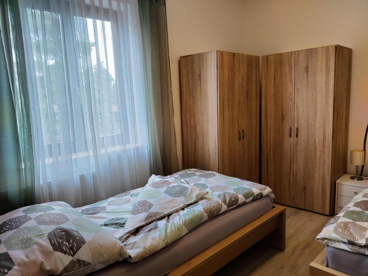 Holiday Home In Quiet Beautiful Area With Two Separate, Modern, Furnished Apartments Deutsch-Wagram Exteriör bild