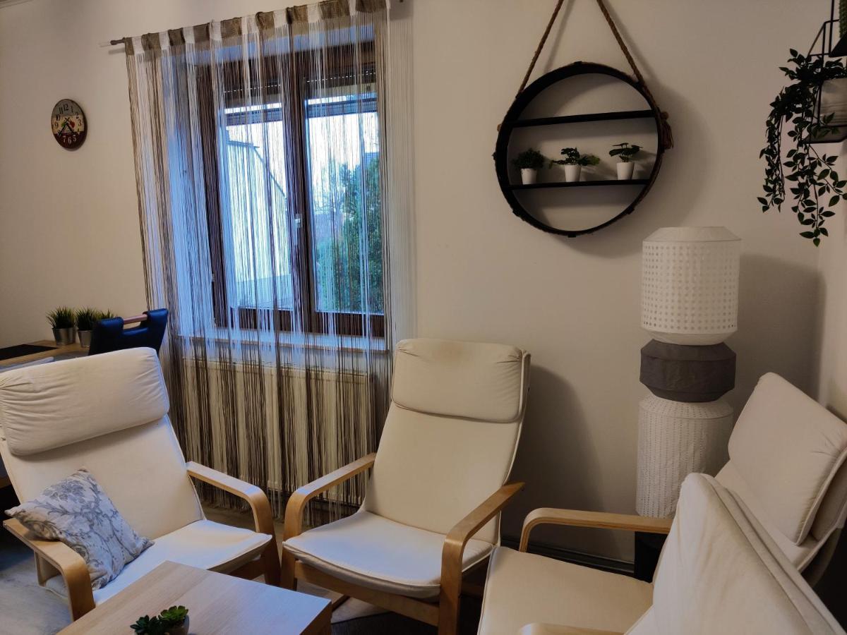 Holiday Home In Quiet Beautiful Area With Two Separate, Modern, Furnished Apartments Deutsch-Wagram Exteriör bild