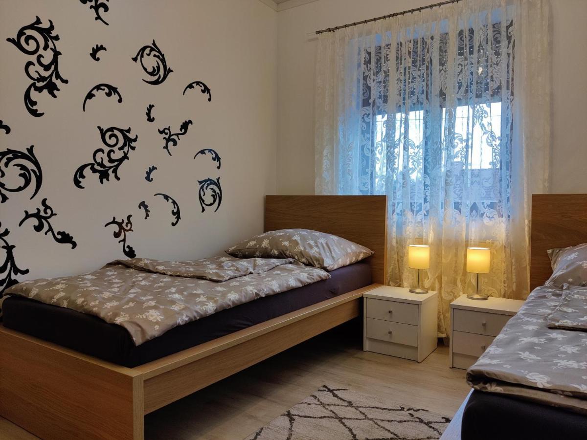 Holiday Home In Quiet Beautiful Area With Two Separate, Modern, Furnished Apartments Deutsch-Wagram Exteriör bild