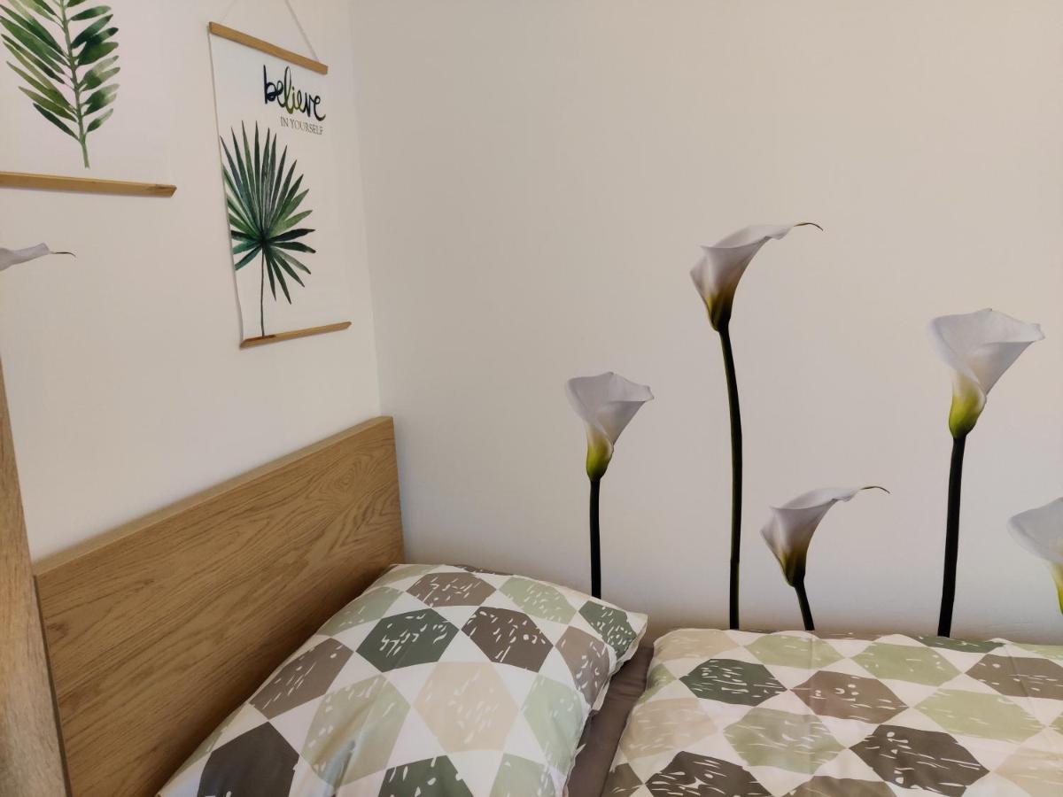 Holiday Home In Quiet Beautiful Area With Two Separate, Modern, Furnished Apartments Deutsch-Wagram Exteriör bild